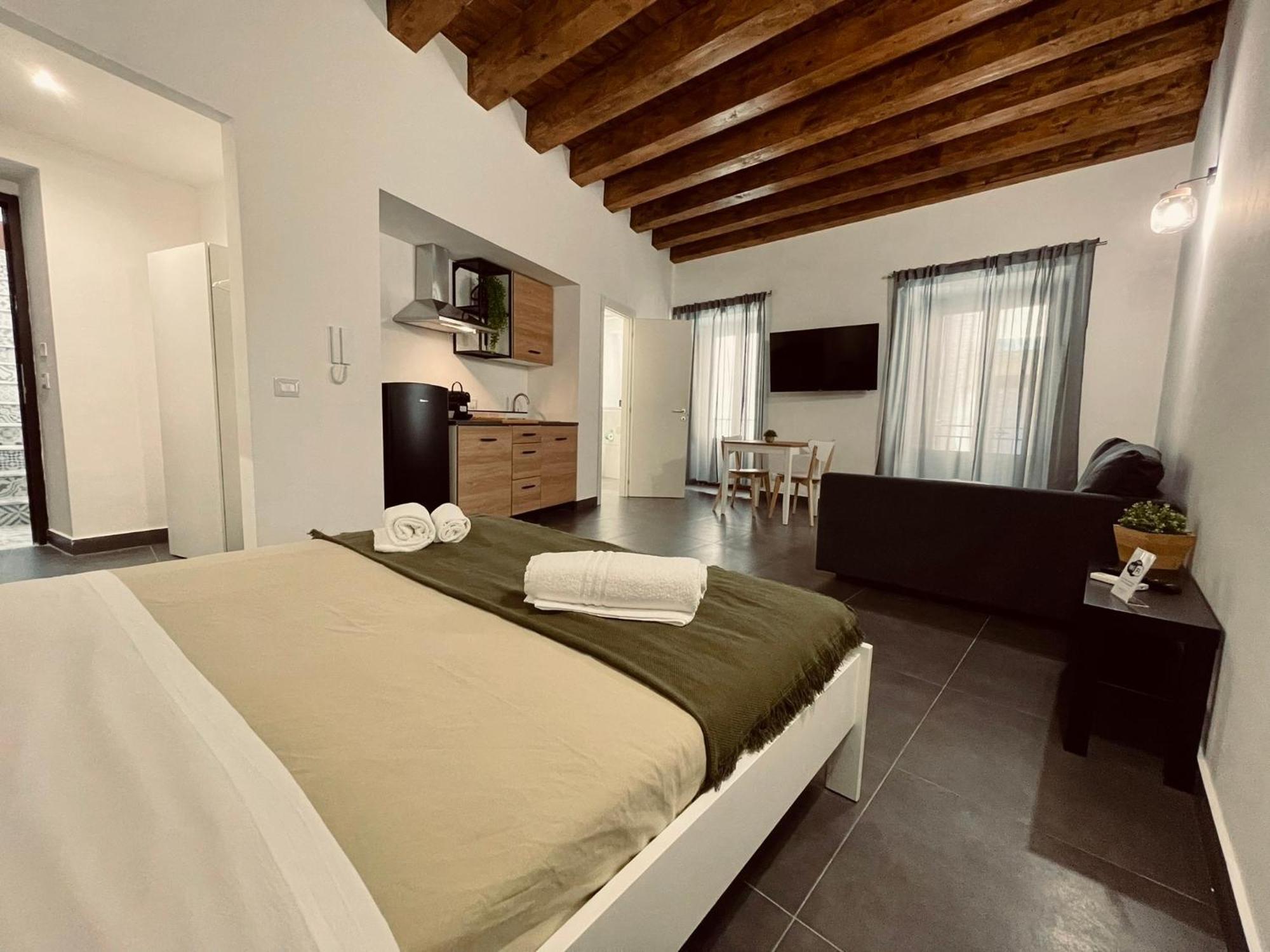 Palermo Inn Studios, Palermo